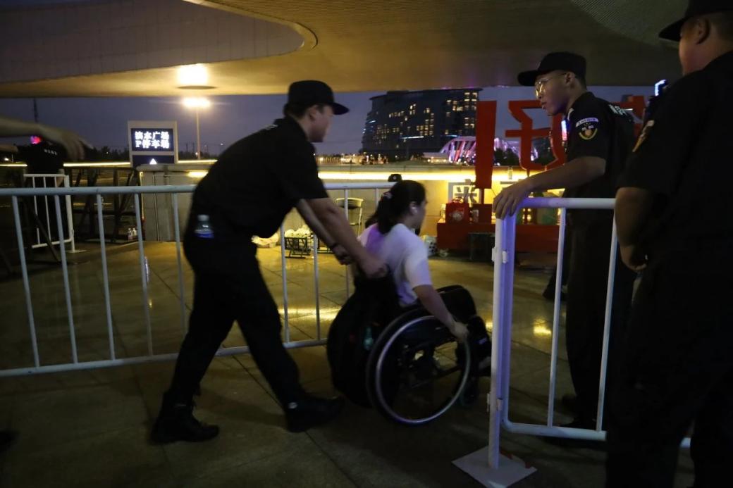 C:/Users/Administrator/Desktop/臺風“貝碧嘉”來襲，南京保安積極應對，“守”護萬家團圓！/13.jpg13