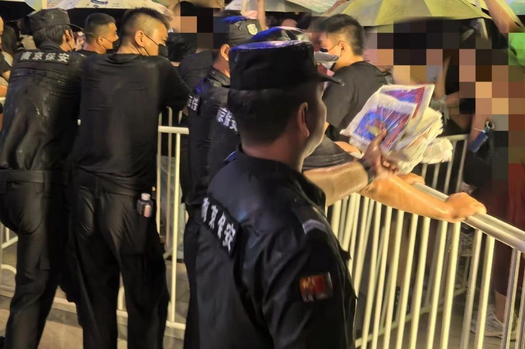 C:/Users/Administrator/Desktop/臺風“貝碧嘉”來襲，南京保安積極應對，“守”護萬家團圓！/11.jpg11