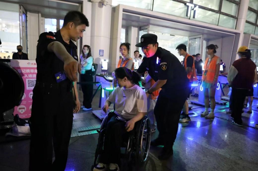 C:/Users/Administrator/Desktop/“安保鐵軍、硬核保障”2024系列報(bào)道四十二——南京市保安服務(wù)有限公司成功護(hù)航張碧晨「今兒個(gè)開心」十周年巡回演唱會(huì)南京站安保任務(wù)/5.jpg5