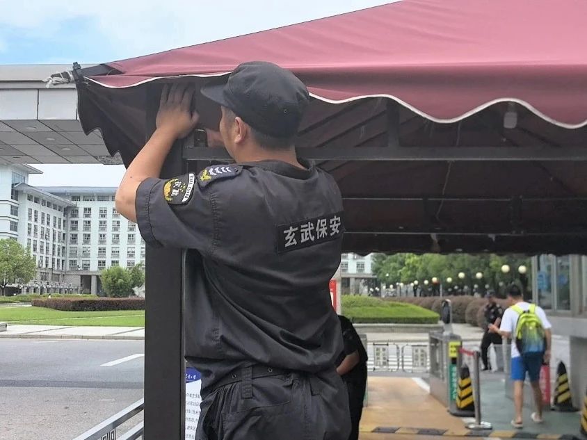 C:/Users/Administrator/Desktop/臺風“貝碧嘉”來襲，南京保安積極應對，“守”護萬家團圓！/6.jpg6