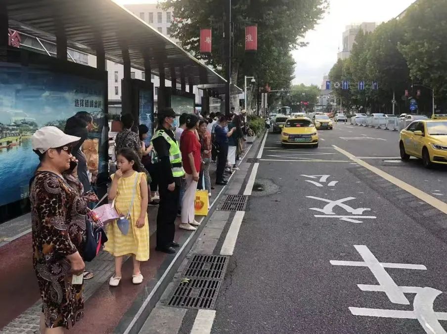 C:/Users/Administrator/Desktop/臺風“貝碧嘉”來襲，南京保安積極應對，“守”護萬家團圓！/2.jpg2