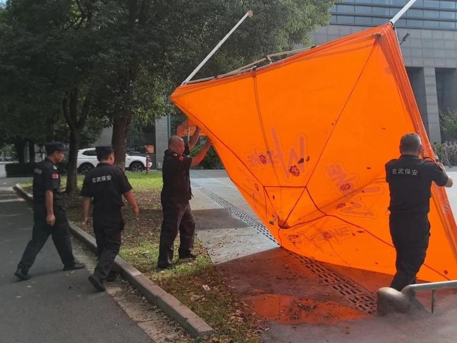 C:/Users/Administrator/Desktop/臺風“貝碧嘉”來襲，南京保安積極應對，“守”護萬家團圓！/3.jpg3