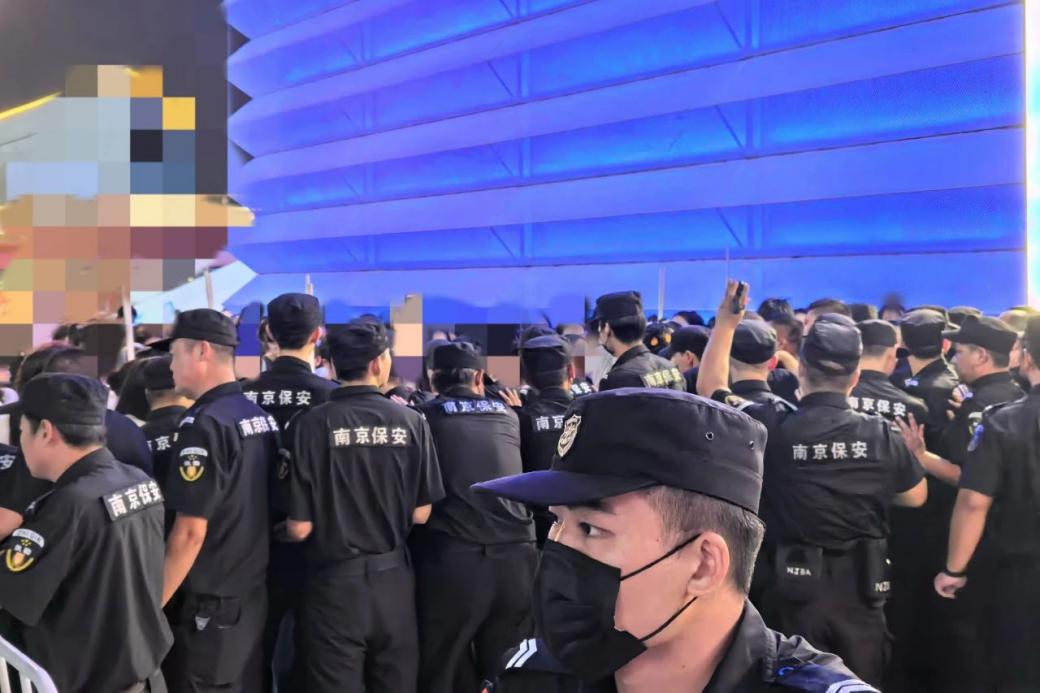 C:/Users/Administrator/Desktop/臺風“貝碧嘉”來襲，南京保安積極應對，“守”護萬家團圓！/12.jpg12