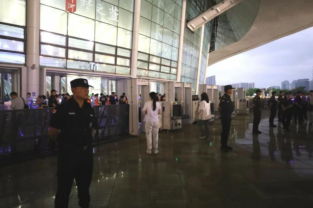 C:/Users/Administrator/Desktop/“安保鐵軍、硬核保障”2024系列報(bào)道四十二——南京市保安服務(wù)有限公司成功護(hù)航張碧晨「今兒個(gè)開心」十周年巡回演唱會(huì)南京站安保任務(wù)/3.jpg3