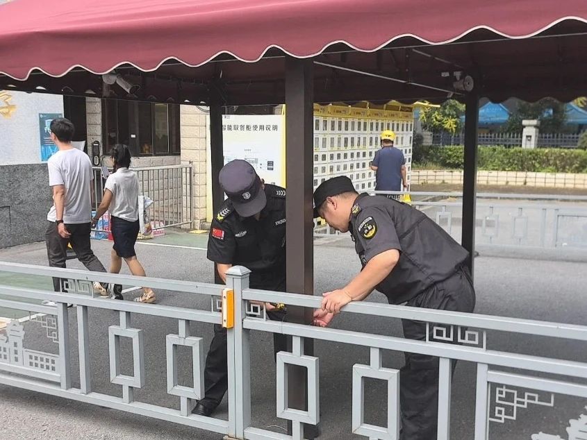 C:/Users/Administrator/Desktop/臺風“貝碧嘉”來襲，南京保安積極應對，“守”護萬家團圓！/4.jpg4