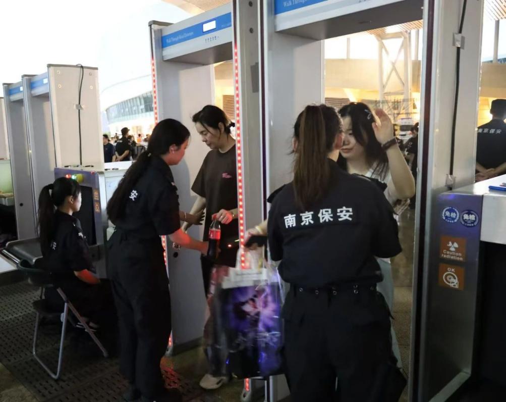 C:/Users/Administrator/Desktop/“安保鐵軍、硬核保障”2024系列報(bào)道四十二——南京市保安服務(wù)有限公司成功護(hù)航張碧晨「今兒個(gè)開心」十周年巡回演唱會(huì)南京站安保任務(wù)/2.jpg2