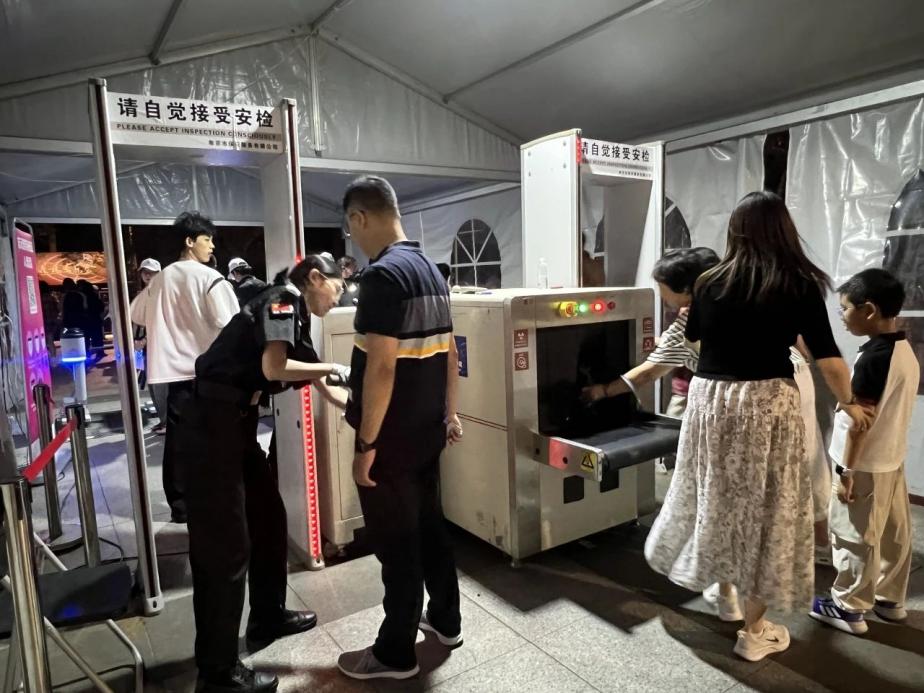 C:/Users/BA/Desktop/“安保鐵軍、硬核保障”2024系列報(bào)道四十三——月滿中秋，南京市保安服務(wù)有限公司圓滿護(hù)航“2024 南京森林音樂(lè)會(huì)”/4.jpg4