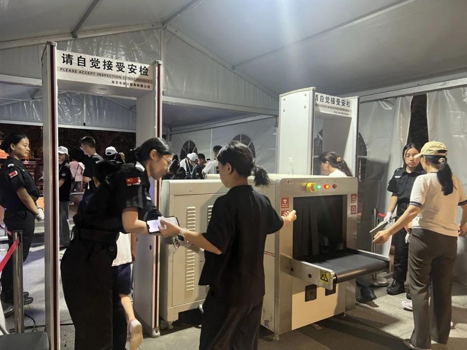 C:/Users/Administrator/Desktop/臺風“貝碧嘉”來襲，南京保安積極應對，“守”護萬家團圓！/9.jpg9