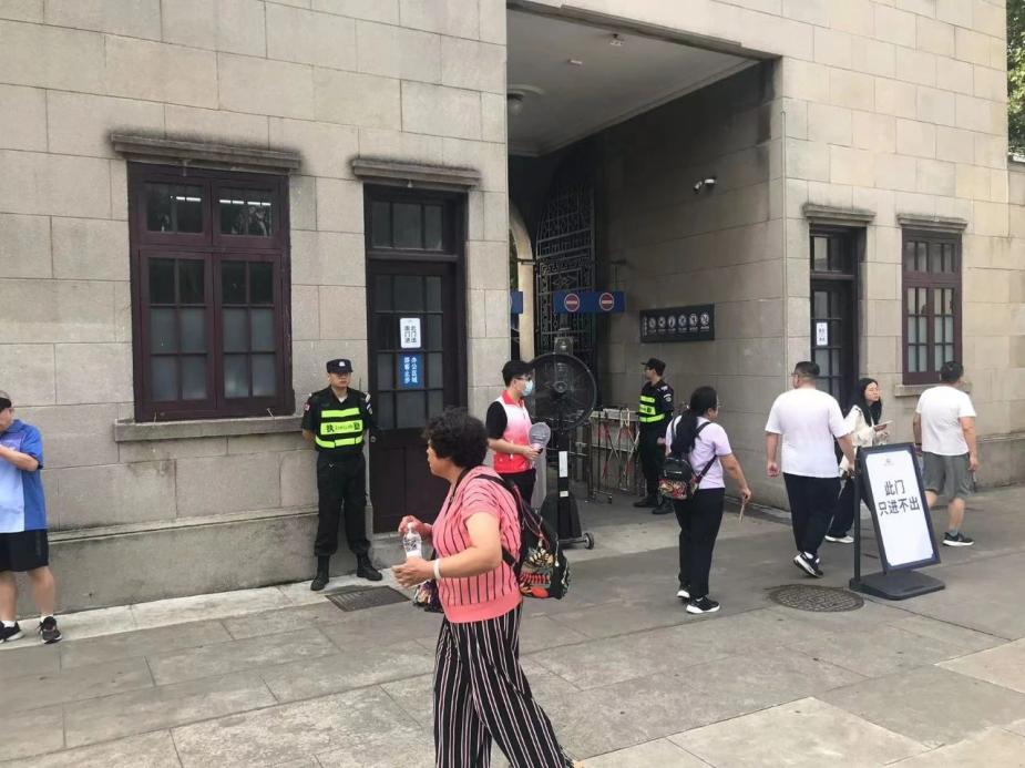 C:/Users/Administrator/Desktop/臺風“貝碧嘉”來襲，南京保安積極應對，“守”護萬家團圓！/8.jpg8