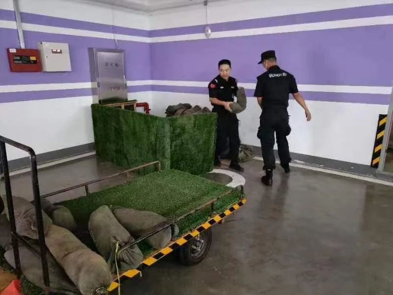 C:/Users/Administrator/Desktop/臺風“貝碧嘉”來襲，南京保安積極應對，“守”護萬家團圓！/5.jpg5